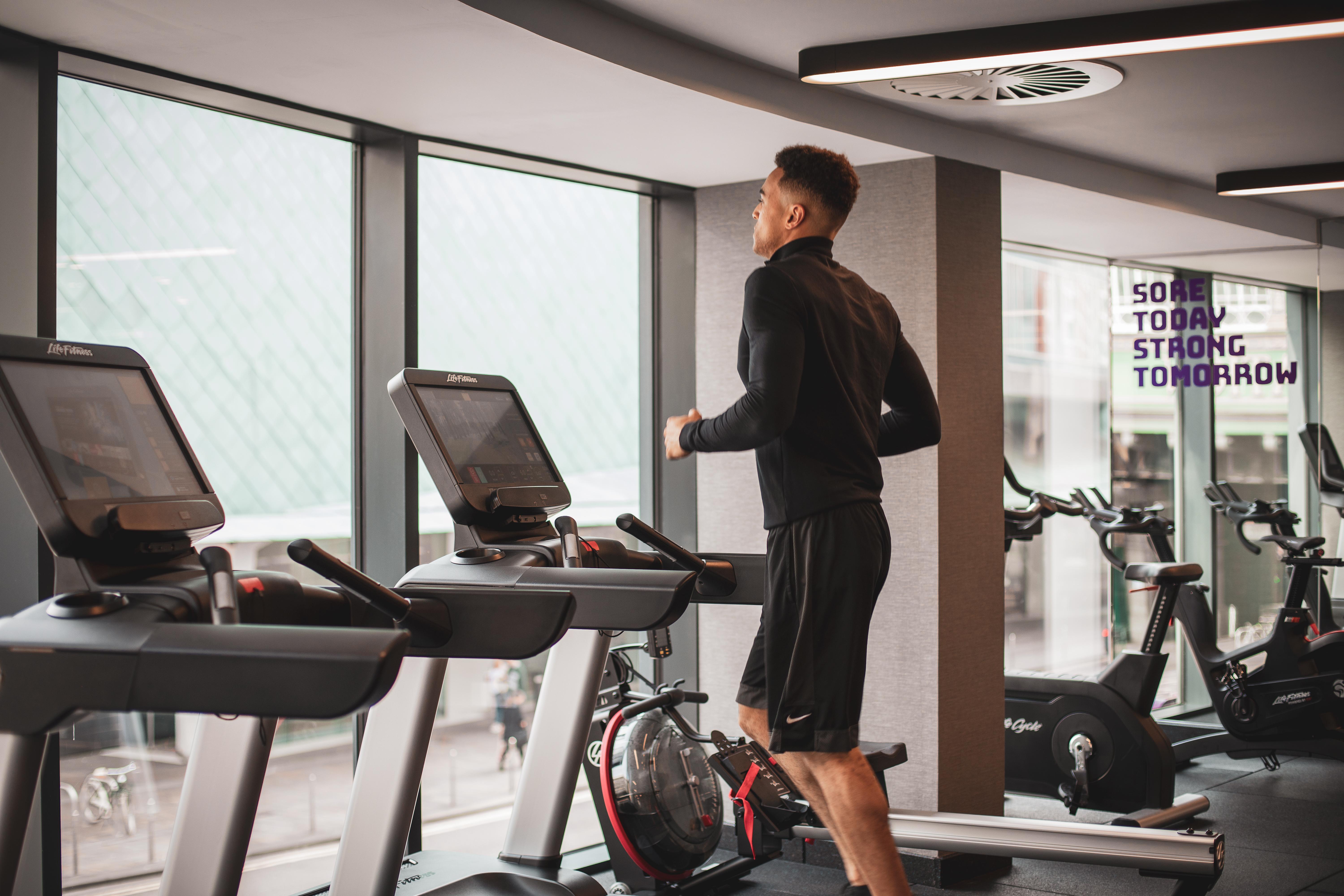 Yotel Glasgow Exterior photo A man running on a treadmill