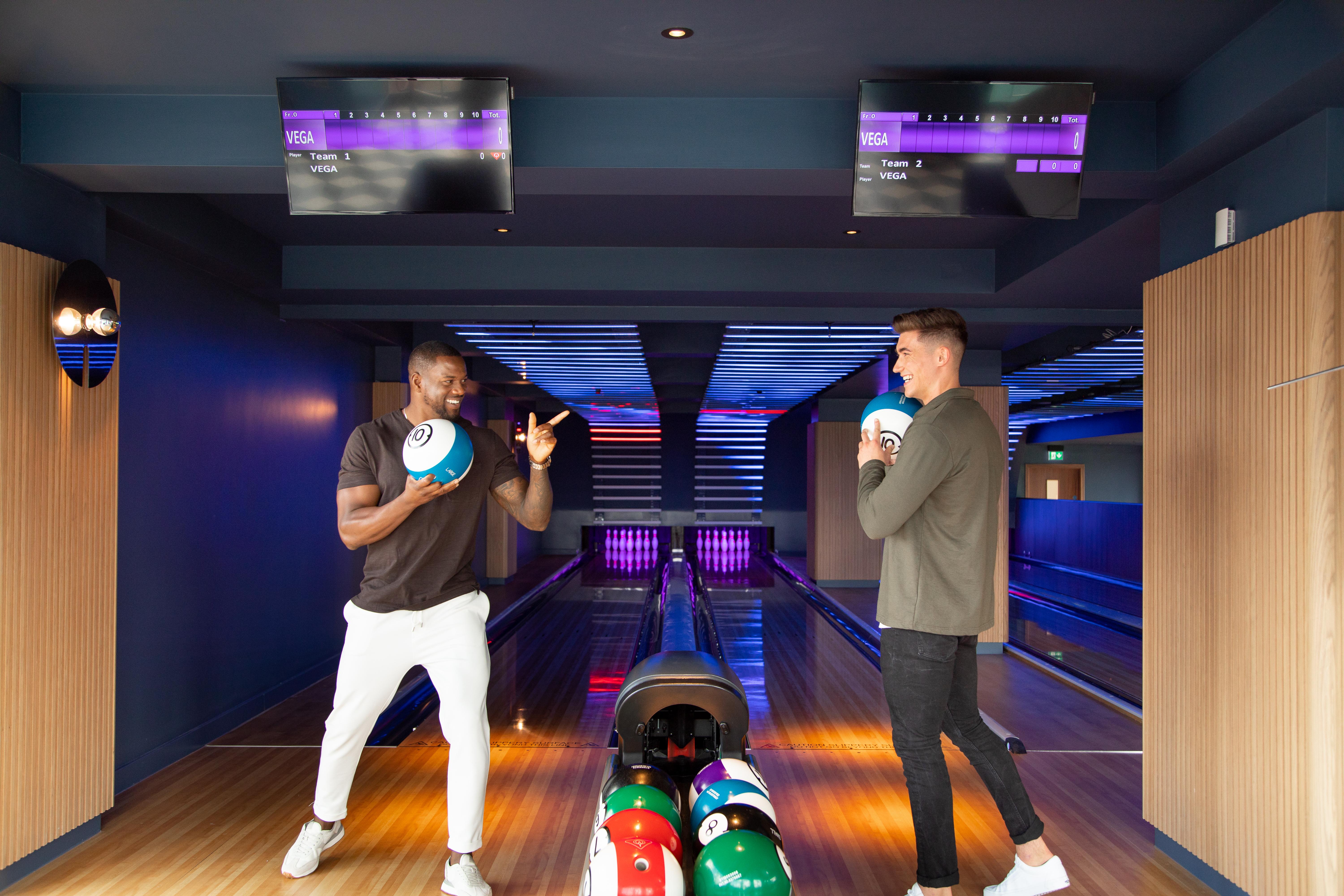 Yotel Glasgow Exterior photo Photo of two men playing bowling