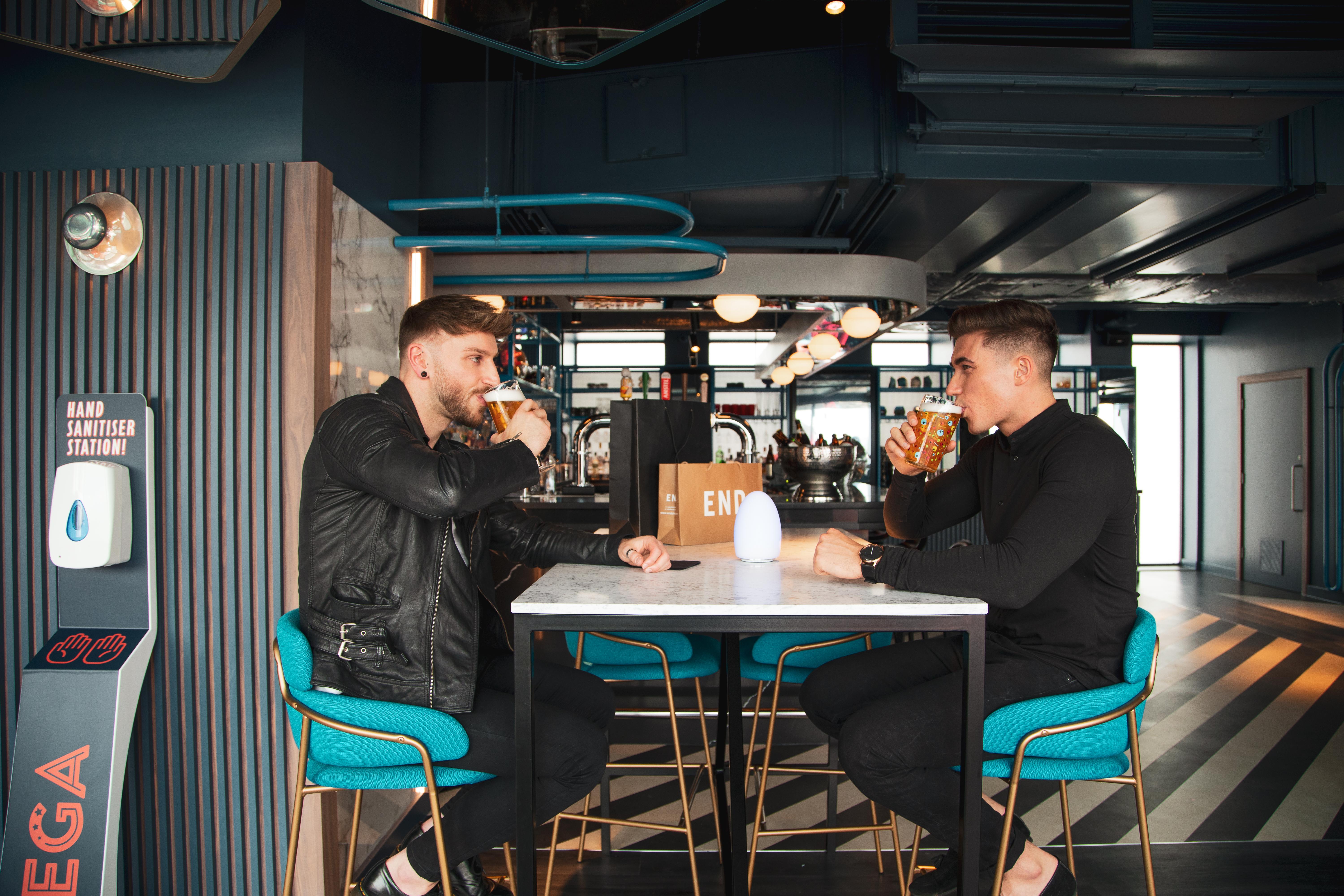 Yotel Glasgow Exterior photo Two men drinking at a bar